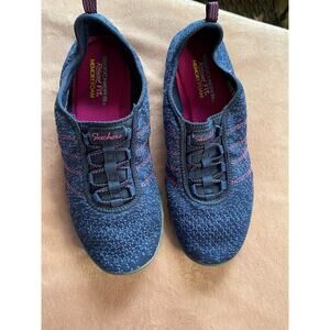 Skechers woman’s slip on memory foam relaxed fit sneakers, size 9
